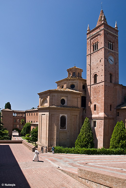 Monte Oliveto Maggiore, na pierwszym planie kościół