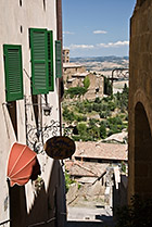 Montalcino, uliczka z widokiem