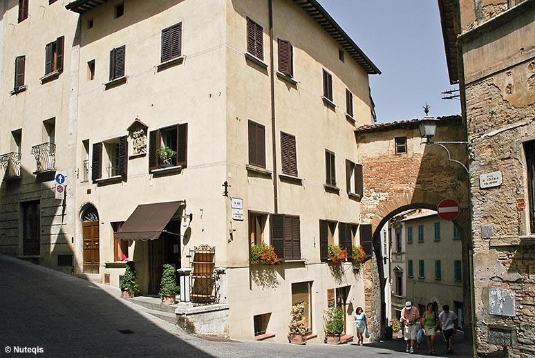 Montepulciano, ostro pod górę...