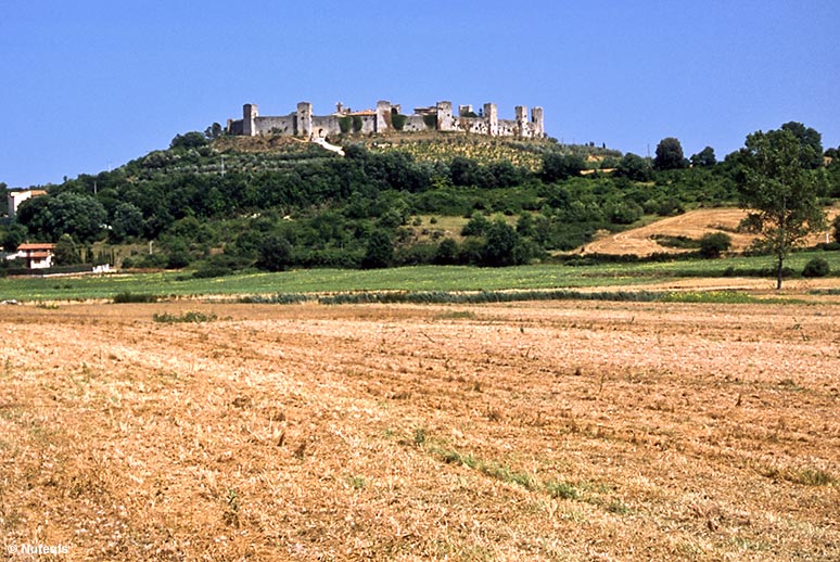 Monteriggioni z oddali