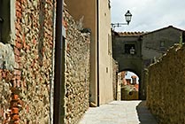 Monte San Savino, uliczka wzdłuż murów