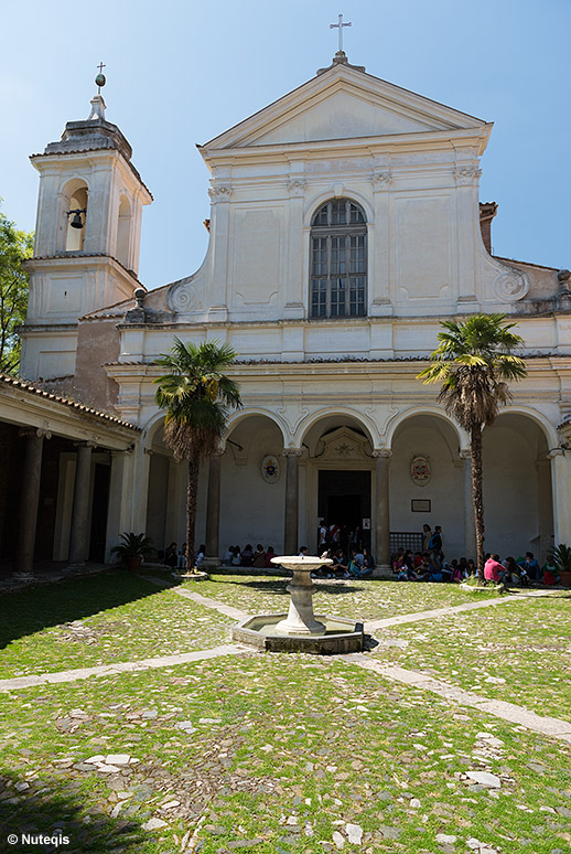 Rzym, kru��ganek i fasada bazyliki San Clemente