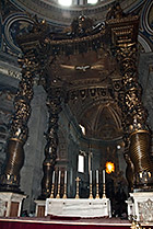 Watykan, bazylika św. Piotra, baldachim czyli cyborium Berniniego ponad grobem patrona