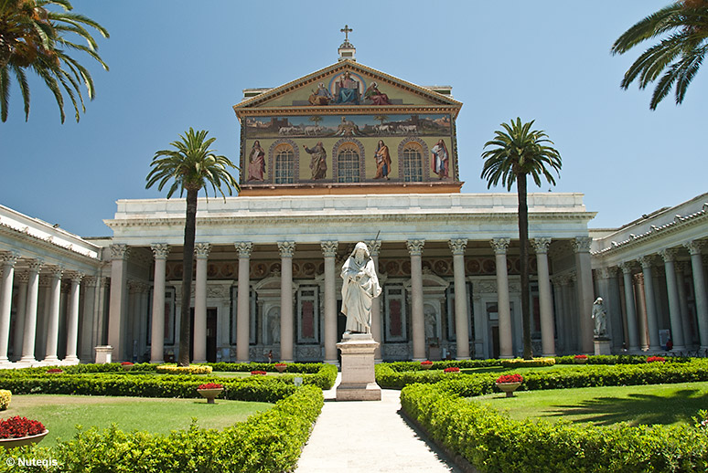 Rzym, fasada bazyliki św. Pawła za Murami z quadriportico