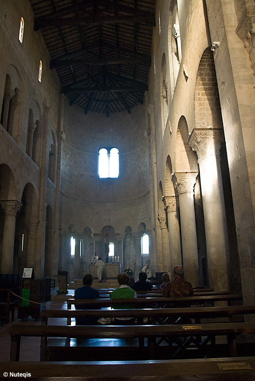 Sant Antimo, wnętrze kościoła