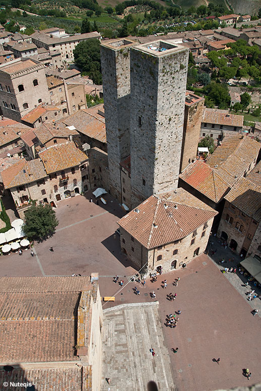 San Gimignano, Piazza del Duomo i bliźniacze wieże Salvucci z wieży Torre Grossa