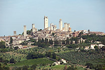 San Gimignano, widok na miasto z pobliskiego wzgórza