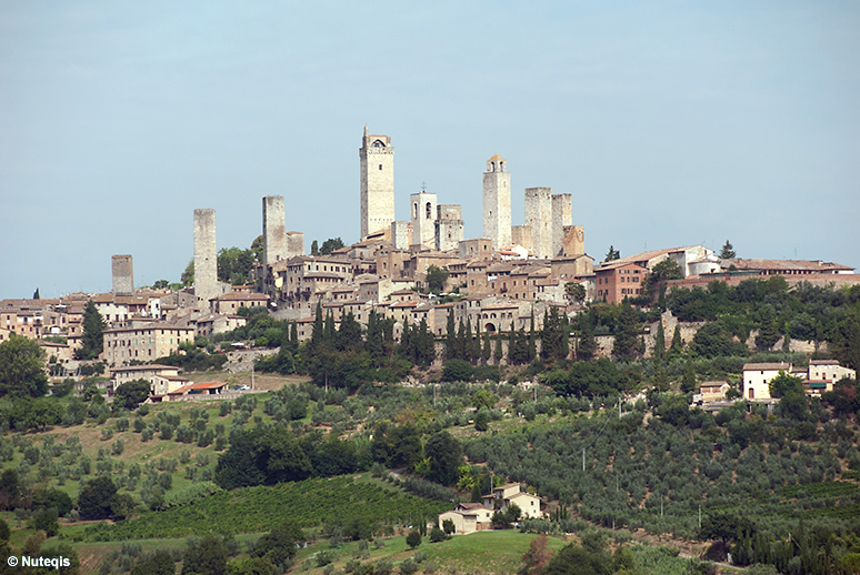 San Gimignano, widok na miasto z pobliskiego wzgórza