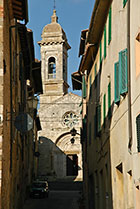Toskania, San Quirico d’Orcia, w tle kolegiata