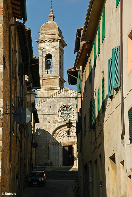 Toskania, San Quirico d´Orcia, w tle kolegiata