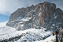 Dolomity, Val Gardena, ściana Sassolungo dominuje nad trasami zjazdowymi