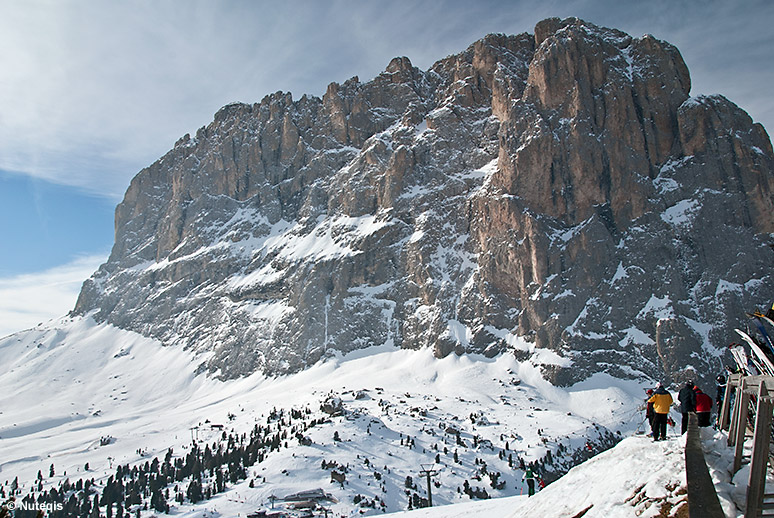 Dolomity, Val Gardena, ściana Sassolungo dominuje nad trasami zjazdowymi