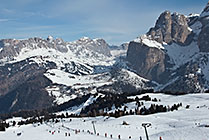 Val Gardena, widok na Passo Gardena z tras pod ścianą Sassolungo