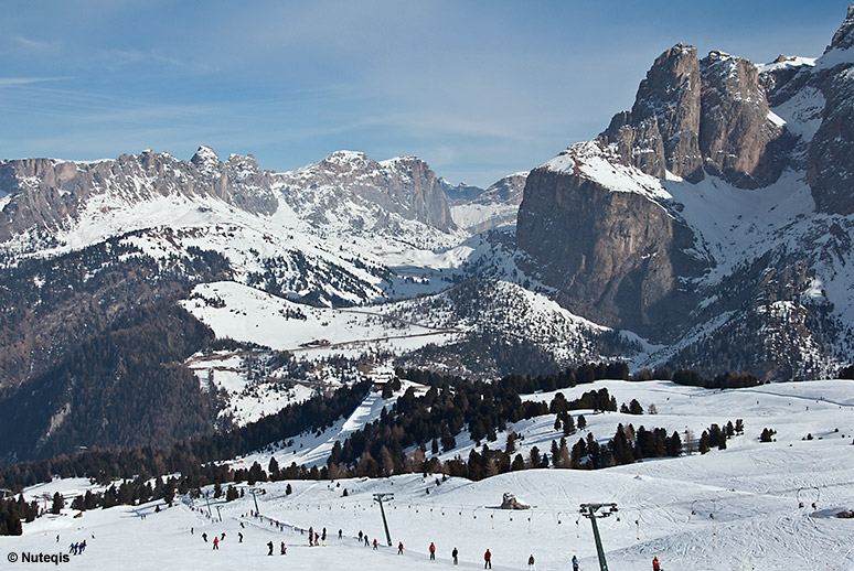Val Gardena, widok na Passo Gardena z tras pod ścianą Sassolungo