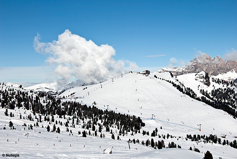 Val Gardena, okolice Selva-Wolkenstein i Plan de Gralba, Piz Sella ze stacją kolejki na szczycie