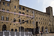Volterra, scena przed Palazzo Pretorio, w głębi wieża świnki