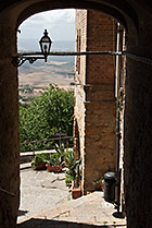 Toskania, Volterra - uliczka z widokiem na wzgórza