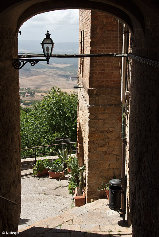 Toskania, Volterra - uliczka z widokiem na wzgórza