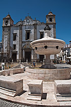 Évora, fonte henriquina i kościół Santo Antão na Praça de Giraldo