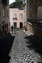 Lizbona, uliczka Alfamy koło Castelo de São Jorge