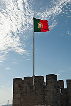 Lizbona, portugalska flaga powiewa ponad Castelo de São Jorge