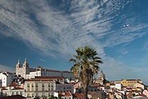 Lizbona, Largo das Portas do Sol - samolot ląduje nad Alfamą