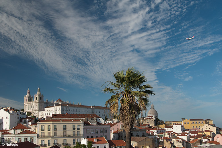 Lizbona, Largo das Portas do Sol - samolot ląduje nad Alfamą