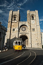 Portugalia, Lizboński tramwaj przed katedrą Sé