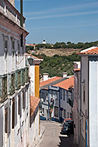 Portugalia, wąska uliczka w starym Santiago do Cacém