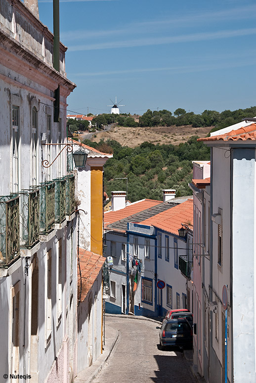 Portugalia, wąska uliczka w starym Santiago do Cacém