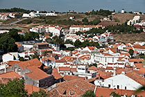 Portugalia, Santiago do Cacém widziane z zamkowego wzgórza