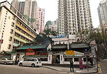 Hongkong, świątynia Man Mo wśród wieżowców