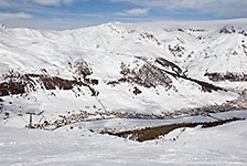 Livigno wije się w dolinie, widok ze stoków od strony Mottolino