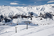 Livigno - skrzyżowanie starego z nowym, wyciągi Monte Della Neve i Monte Sponda Livigno - skrzyżowanie starego z nowym, wyciągi Monte Della Neve i Monte Sponda