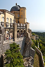 Palácio Nacional da Pena z daleka wygląda interesująco