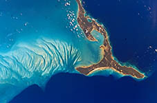Wyspa Eleuthera z archipelagu Bahama, fot. NASA