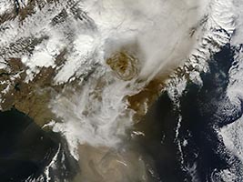 Pył nad wulkanem Grímsvötn widziany z orbity, fot. NASA Pył nad wulkanem Grímsvötn widziany z orbity, fot. NASA