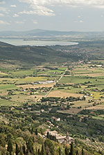 Widok z Cortony na Val di Chianę i Lago Trasimeno Widok z Cortony na Val di Chianę i Lago Trasimeno