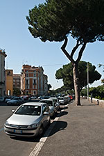 Pełne aut ulice Rzymu