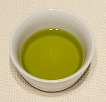 Smaczna, ciągle zielonkawa oliwa z oliwek